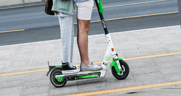 E-scootera iki kişi binenler para cezası ödeyecek
