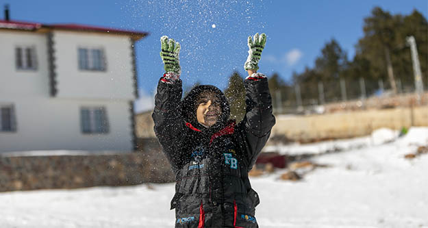 Mersin'de özel gereksinimli çocuklara kar sürprizi