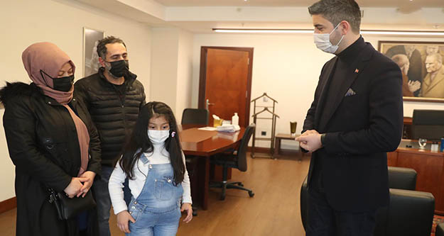 Mucize çocuk Azra  Kartal Belediye Başkanı Gökhan Yüksel'i ziyaret etti