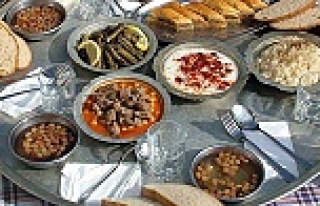 Türkiye'nin yüzde 42'si yemeği yer sofrasında...