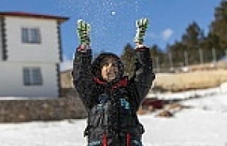 Mersin'de özel gereksinimli çocuklara kar sürprizi
