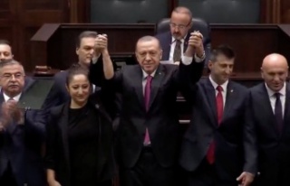 AKP'ye katılan Mehmet Ali Çelebi'ye rozetini...