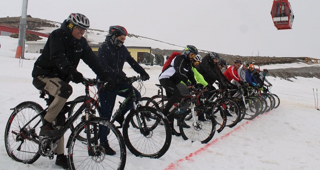 Bisiklet tutkunları Erciyes'te kar üzerinde pedal basacak
