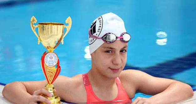 Milli Yüzücü  Merve Tuncel dünya gençler rekorunu kırdı