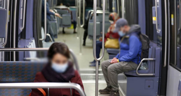 Sağlık çalışanlarına ücretsiz toplu taşıma süresi uzatıldı
