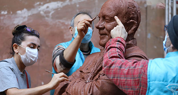 Buca'ya ,Bekir Coşkun'un heykeli yapılıyor