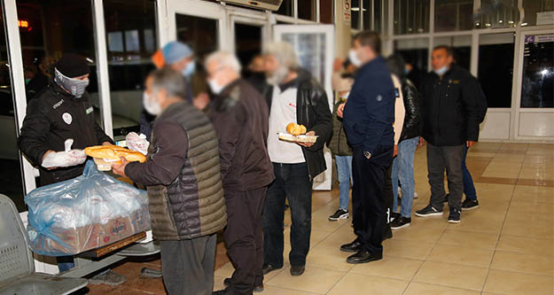 Otogarda kalan evsizlere yemek desteği