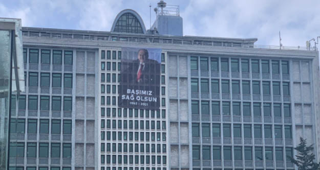 İBB binasına Kadir Topbaş'ın afişi asıldı: Başımız sağ olsun