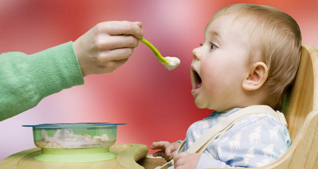 Bebeğinizi ek gıdaya geçirme yöntemleri