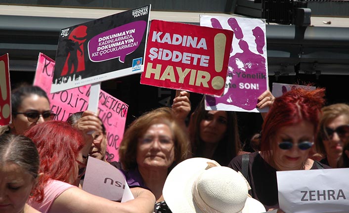 izmir'de kadın cinayetleri eylemi