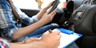 Sürücü kurslarında yeni dönem kafa karıştırdı: Aynı araçta 4 kişi sınava nasıl girecek?