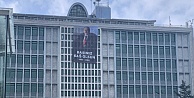 İBB binasına Kadir Topbaş'ın afişi asıldı: Başımız sağ olsun