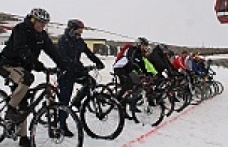 Bisiklet tutkunları Erciyes'te kar üzerinde...